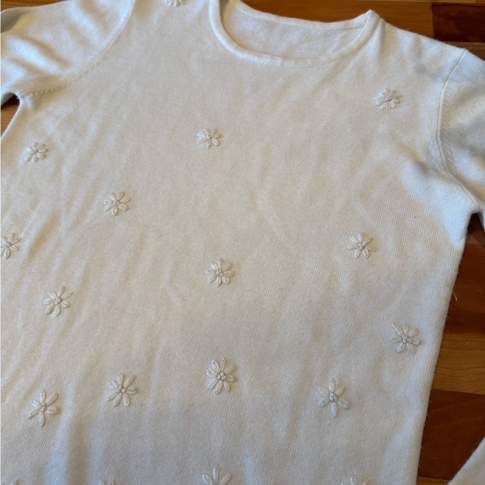 ❄️Sag Harbor Women’s Cream Sweater | Size S | Embroidered Flowers | Lightweight